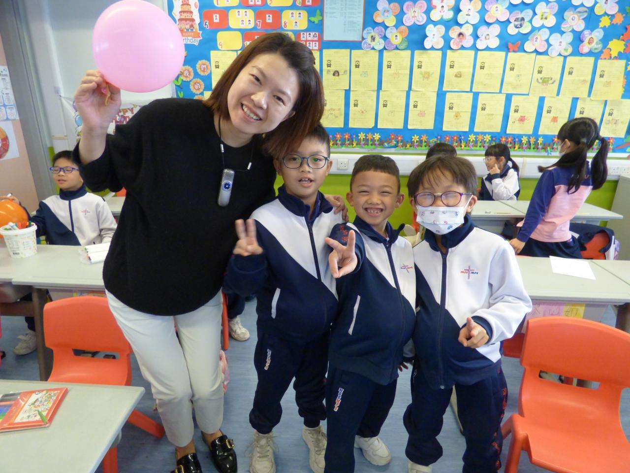 活動時老師也加入扮演孕婦，和學生一同經歷。