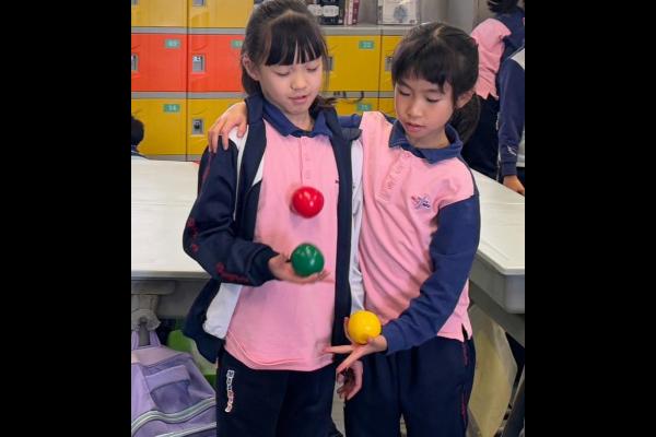 雜耍(二人抛球)