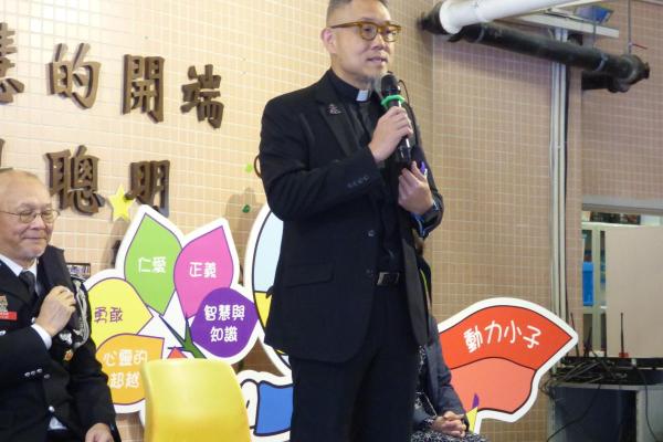 卓牧師主持立願禮